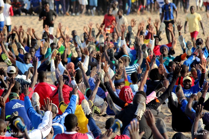 Groupe de personnes levant les mains