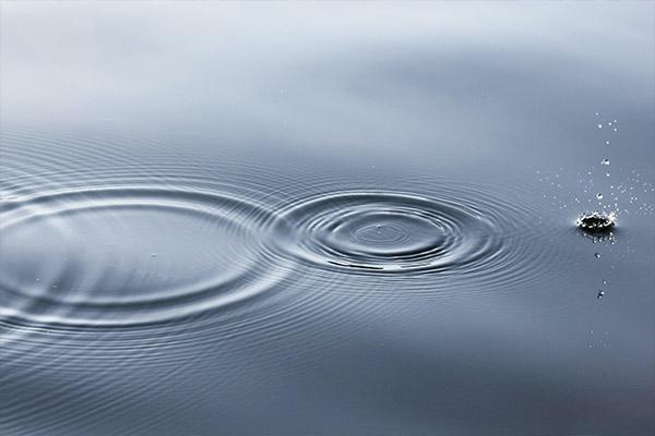 Progression d'une goutte sur l'eau